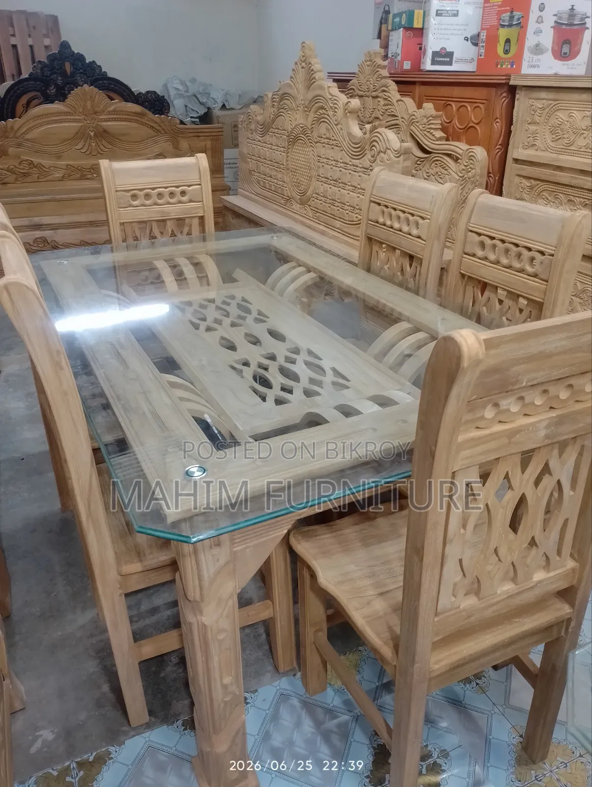 ডাইনিং টেবিল, ছয়টি চেয়ারসহ