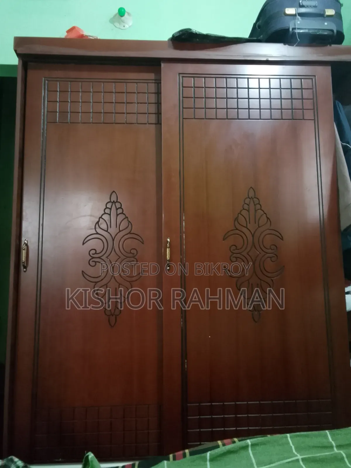 ফার্নিচার আলমারি নতুনের মতো বাসা বদলাবো তাই বিক্রি করে দিব