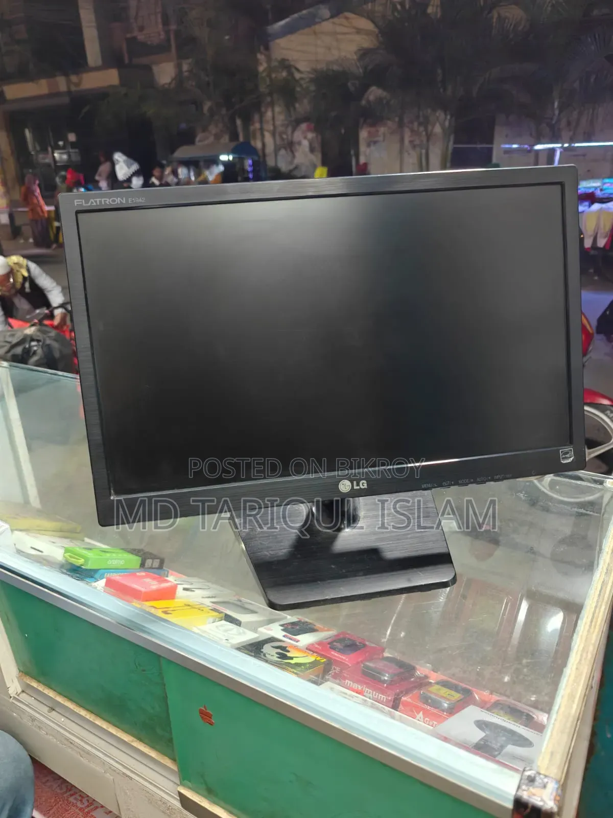 LG 19-inch LED Monitor