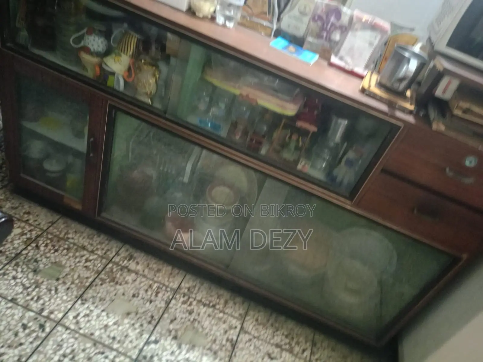 Showcase (Good showcase at a low price?)
