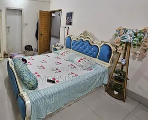 ১ টি খাট (৭ ফিট বাই ৫ ফিট), ১ টি ড্রেসিং টেবিল, ১ টি আলমারি, ১ টি সোফা