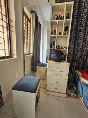 ১ টি খাট (৭ ফিট বাই ৫ ফিট), ১ টি ড্রেসিং টেবিল, ১ টি আলমারি, ১ টি সোফা