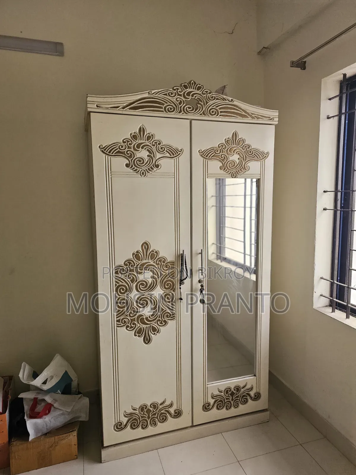 ১ টি খাট (৭ ফিট বাই ৫ ফিট), ১ টি ড্রেসিং টেবিল, ১ টি আলমারি, ১ টি সোফা