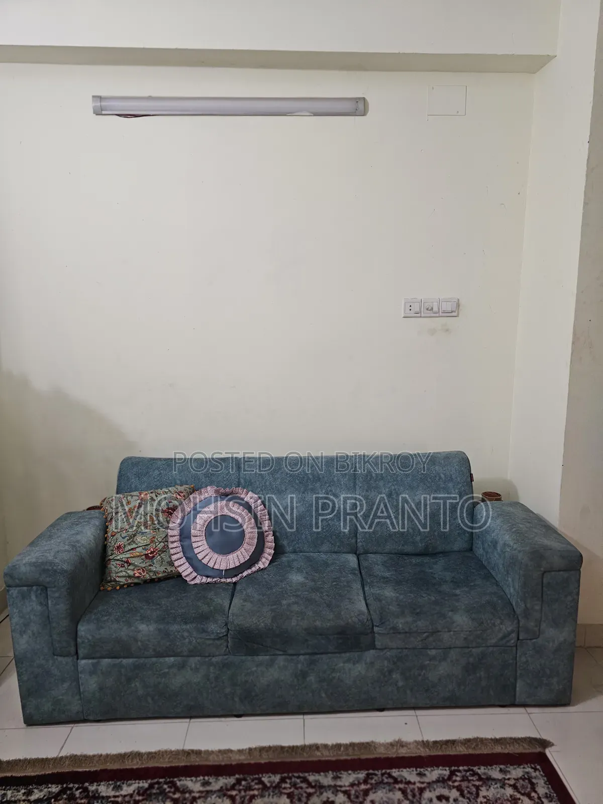 ১ টি খাট (৭ ফিট বাই ৫ ফিট), ১ টি ড্রেসিং টেবিল, ১ টি আলমারি, ১ টি সোফা