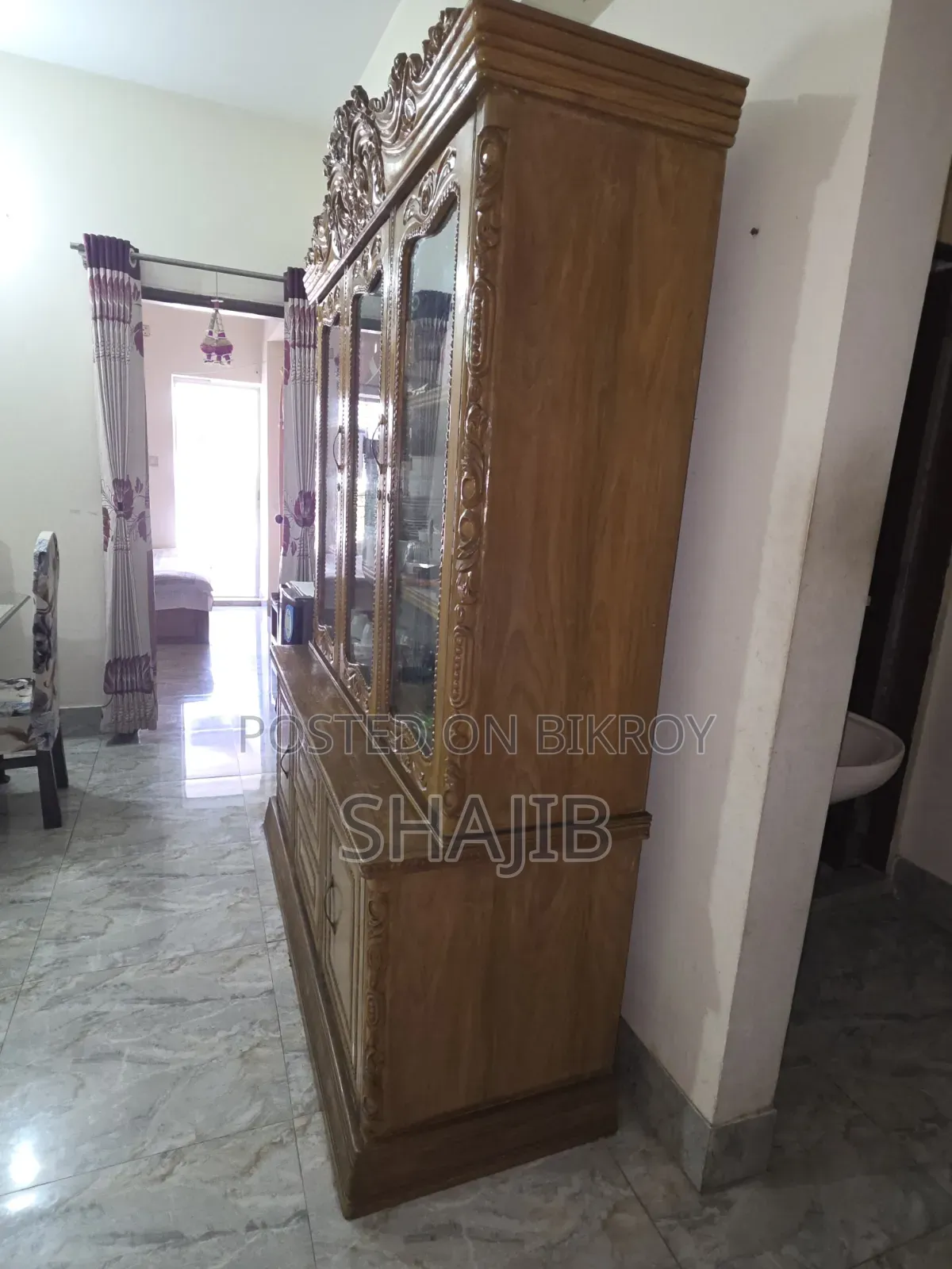 শোকেস (নতুন এর মতো)