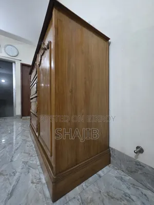 কাঠের আলমারি