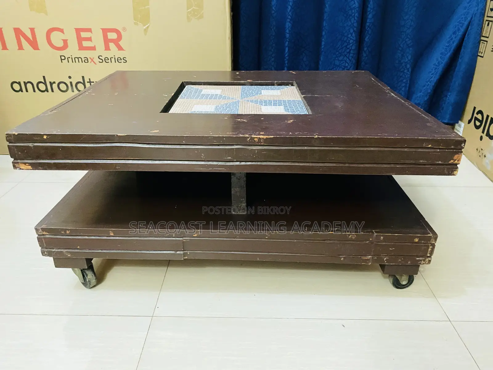 চাকার সাথে সেন্টার টেবিল বিক্রয়ের জন্য