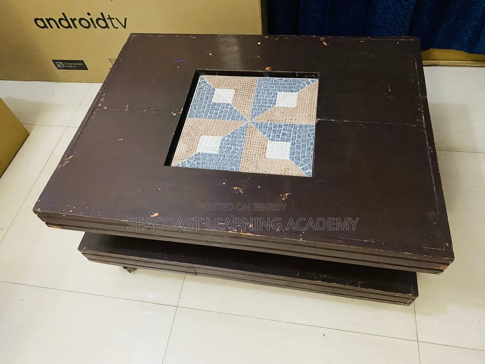 চাকার সাথে সেন্টার টেবিল বিক্রয়ের জন্য