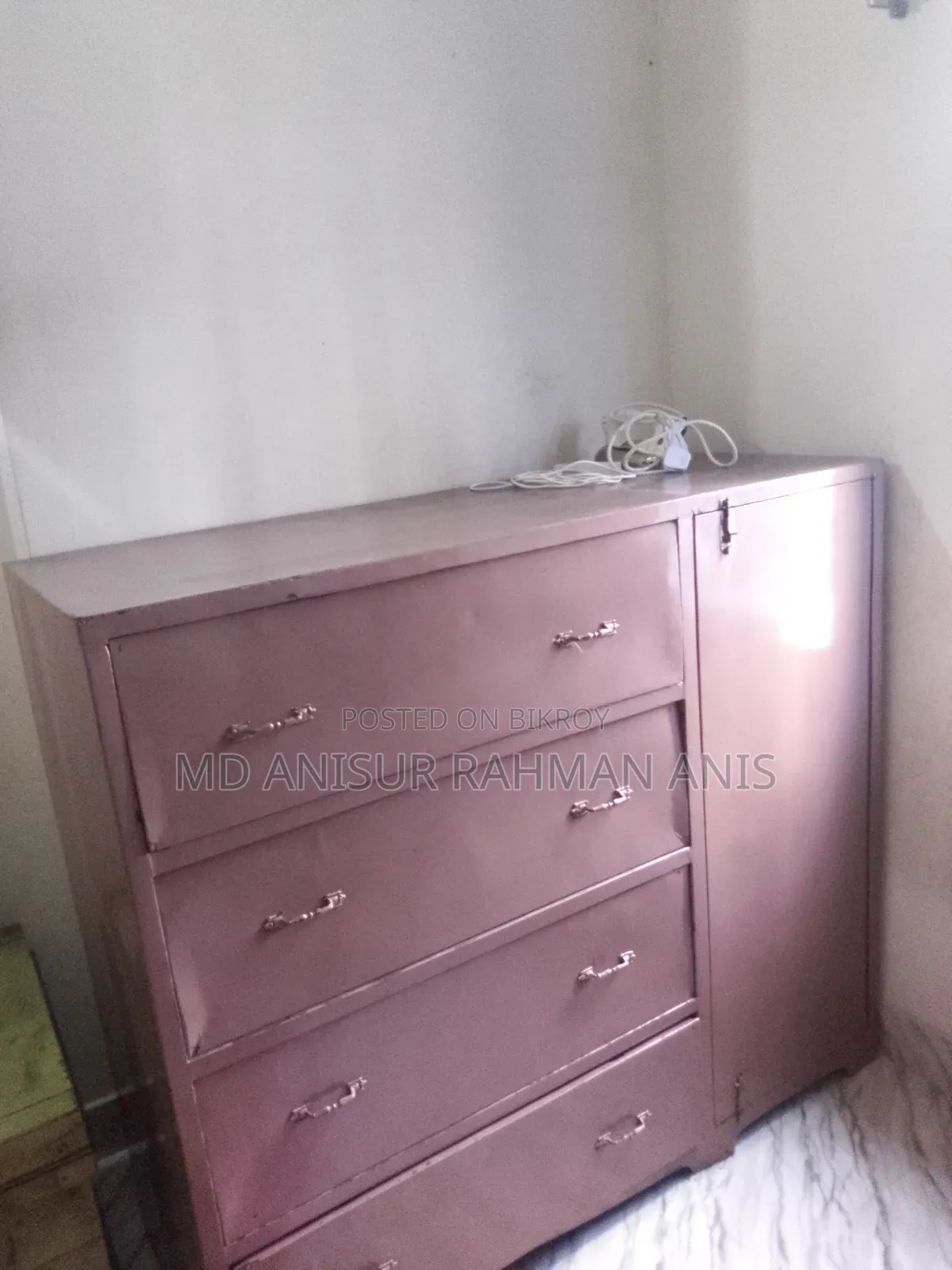 স্টিলের ওয়ারড্রব