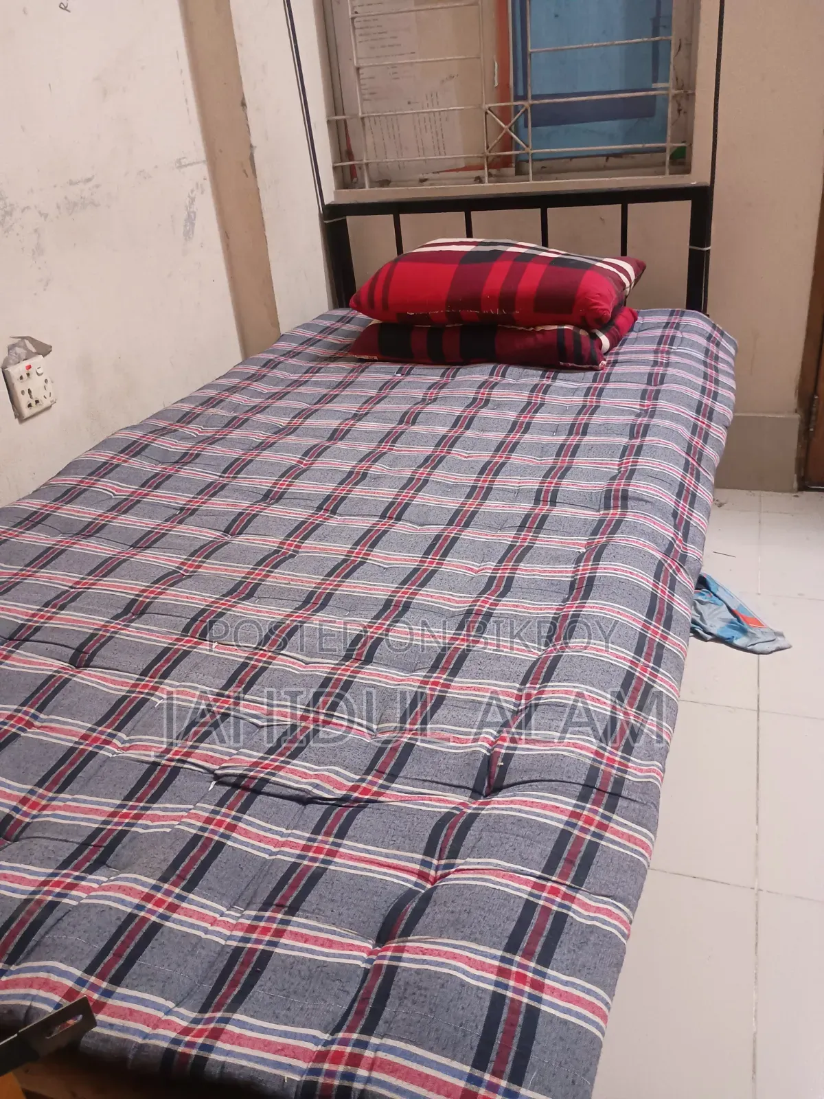 Single bed mattress with 2 pillows