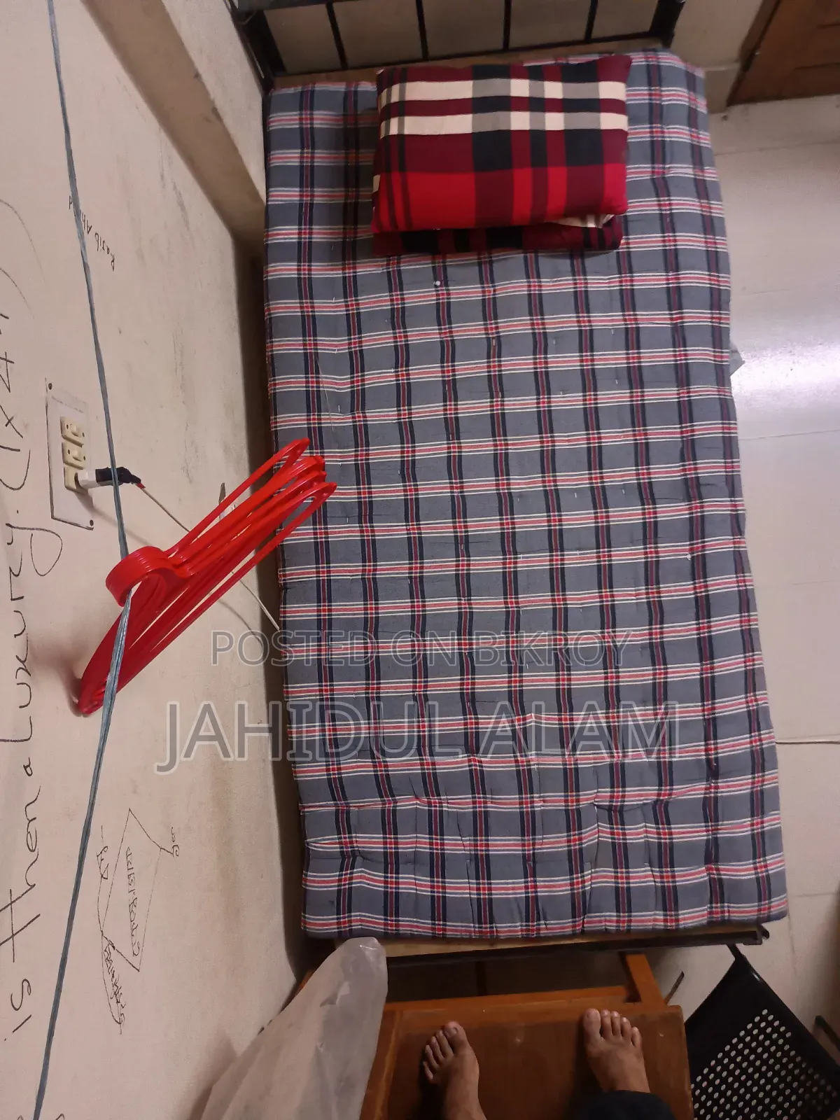 Single bed mattress with 2 pillows