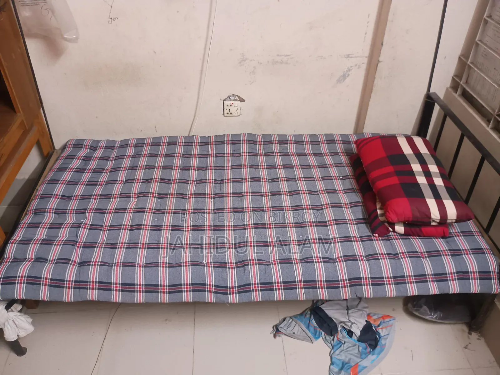 Single bed mattress with 2 pillows