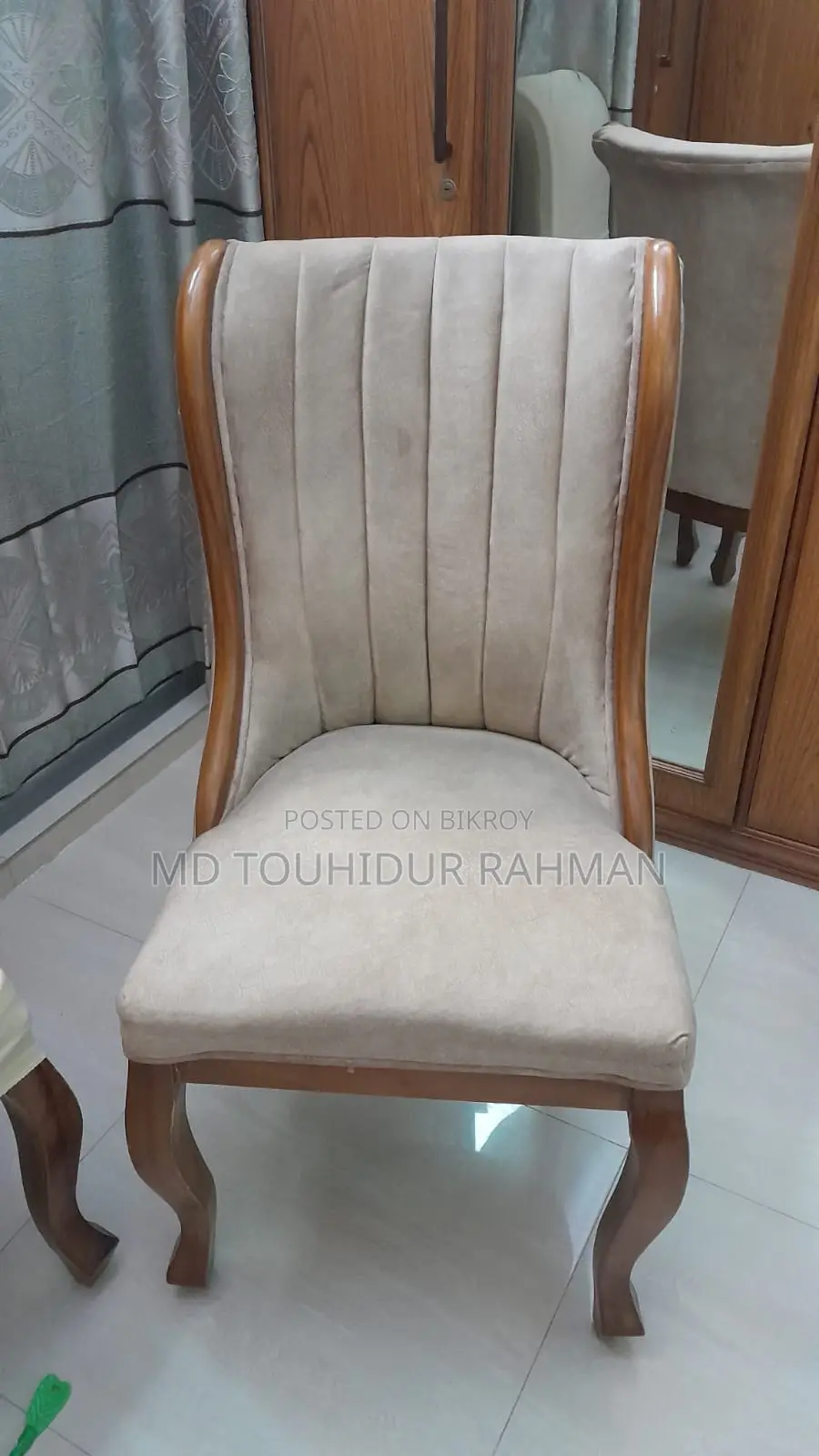 ডাইনিং চেয়ার