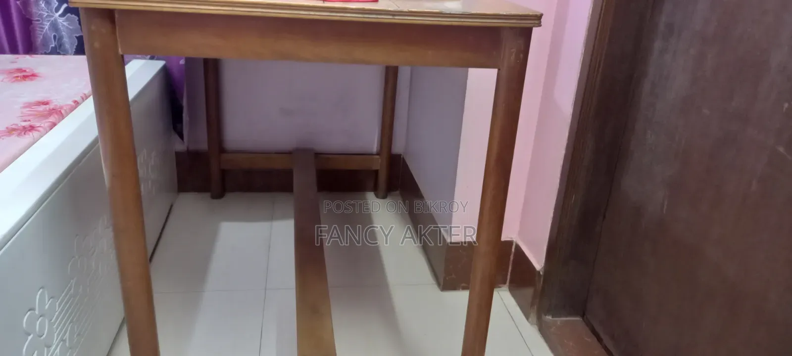 কাঠের পড়ার টেবিল