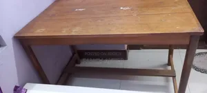 কাঠের পড়ার টেবিল