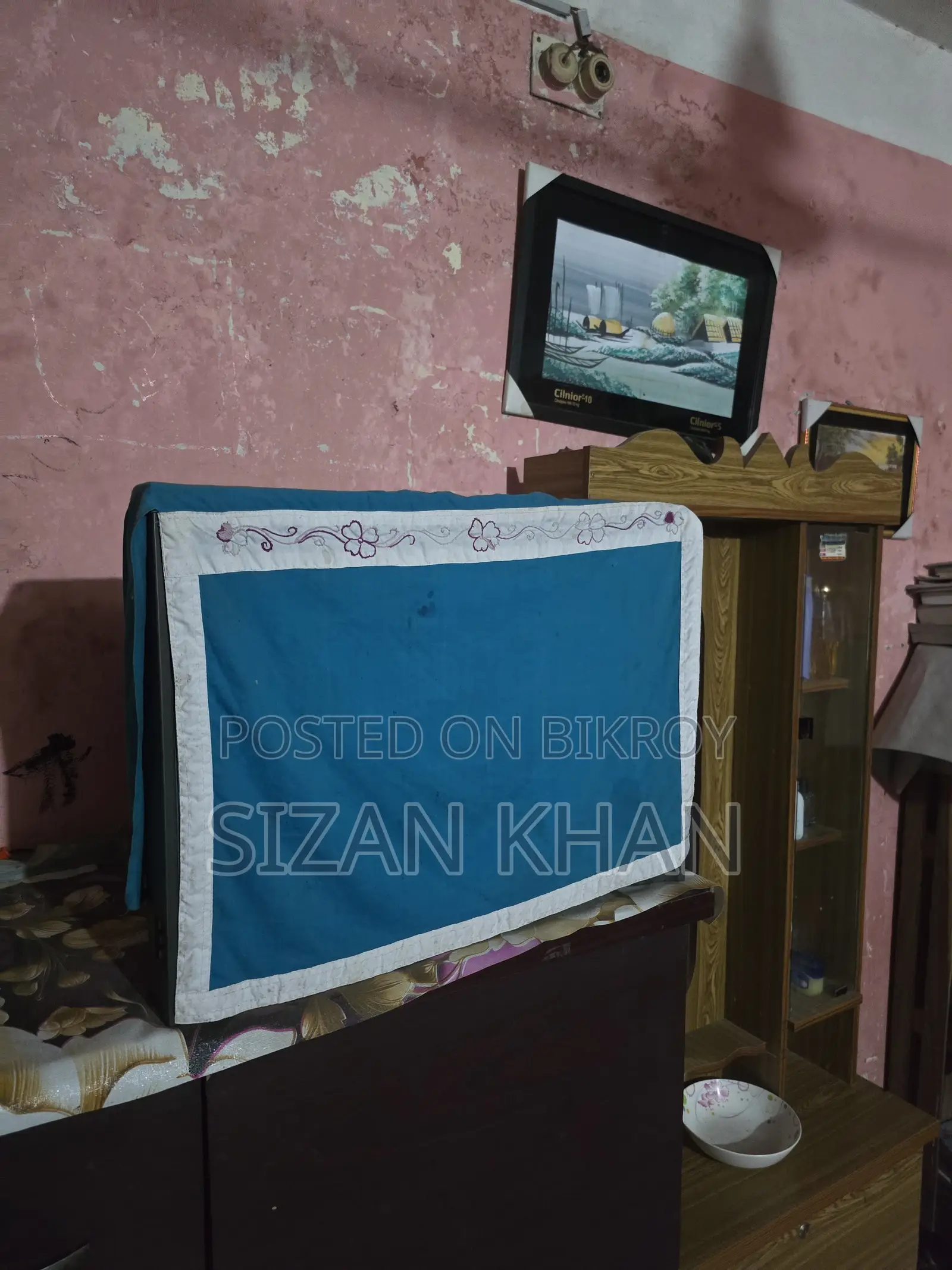 Box TV for sale, Brand Walton, Fully Functional, Remote included
