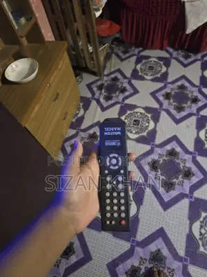 Box TV for sale, Brand Walton, Fully Functional, Remote included