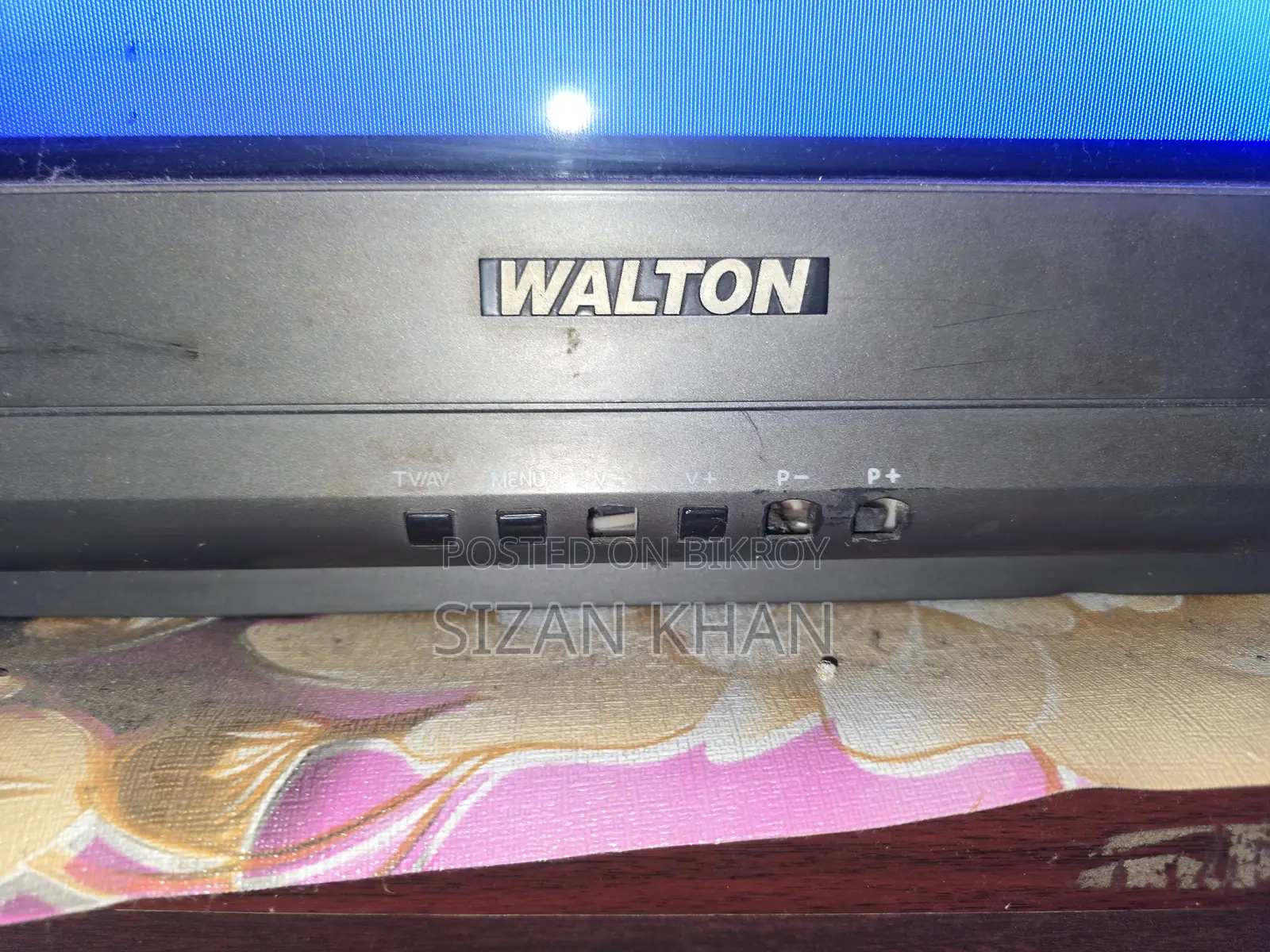 Box TV for sale, Brand Walton, Fully Functional, Remote included