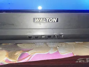 Box TV for sale, Brand Walton, Fully Functional, Remote included