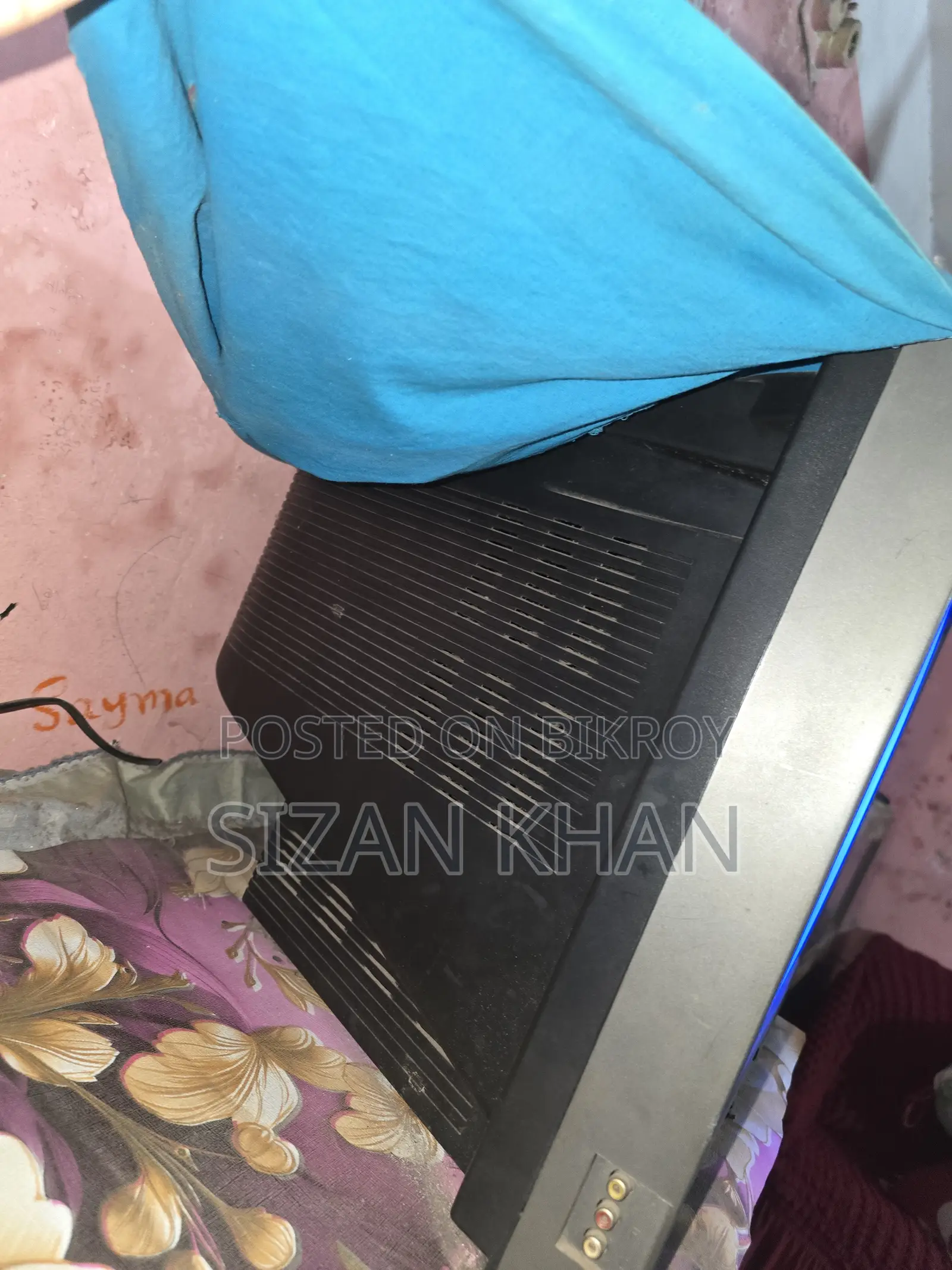 Box TV for sale, Brand Walton, Fully Functional, Remote included
