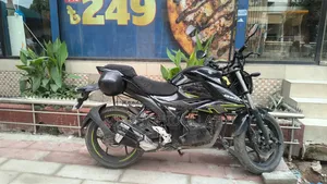 সুজুকি জিক্সার এসএফ ২০২৫ কালো