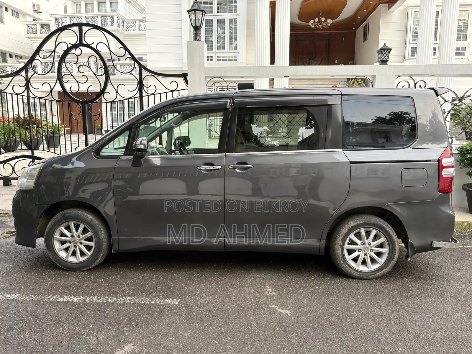 Toyota Noah 2010 Gray