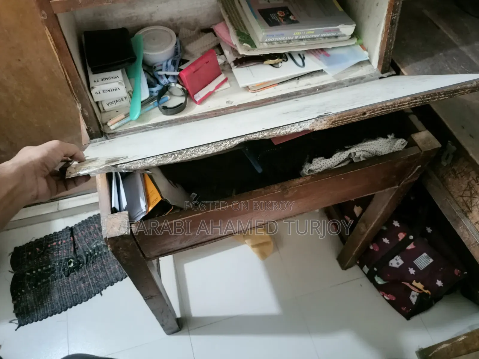 পড়ার ও জামাকাপড় রাখার টেবিল
