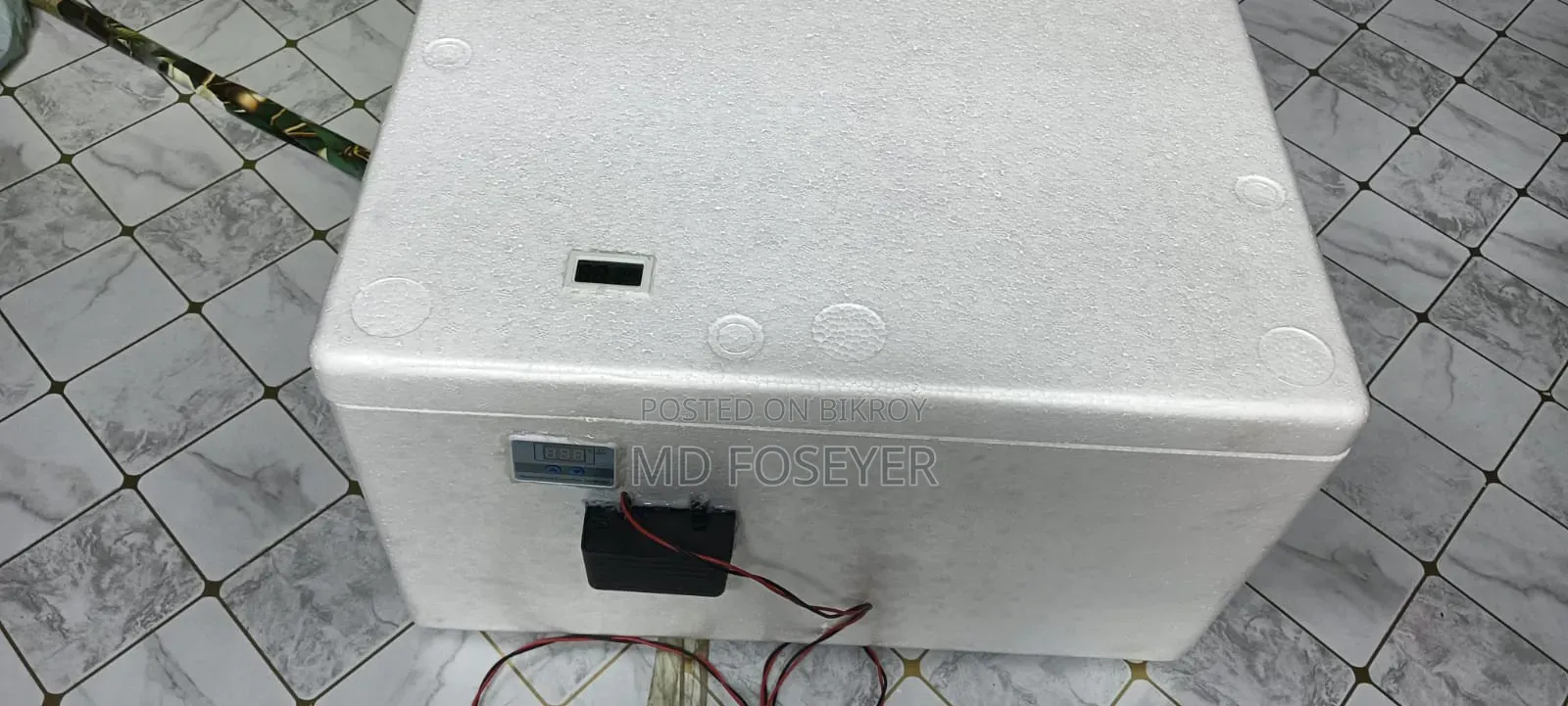Manual incubator for 70-100 eggs