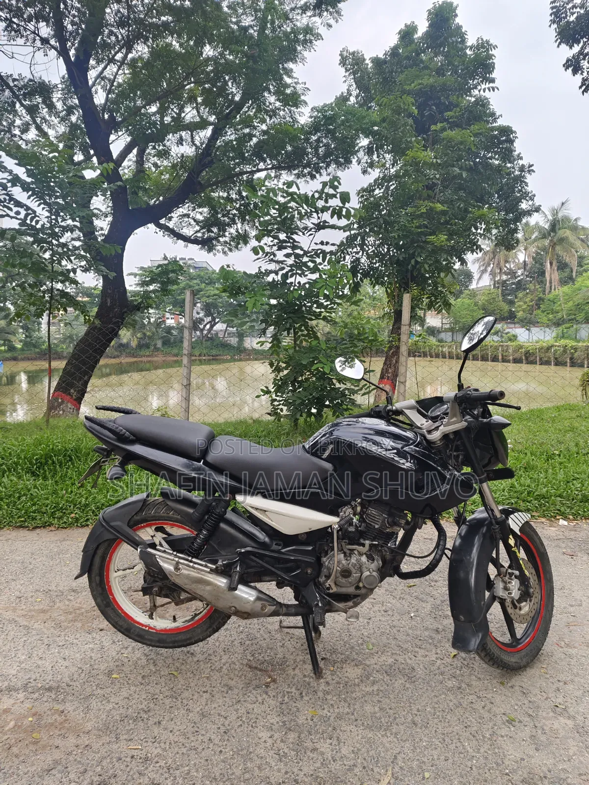 বাজাজ পালসার ১৩৫ এলএস ২০১১ কালো