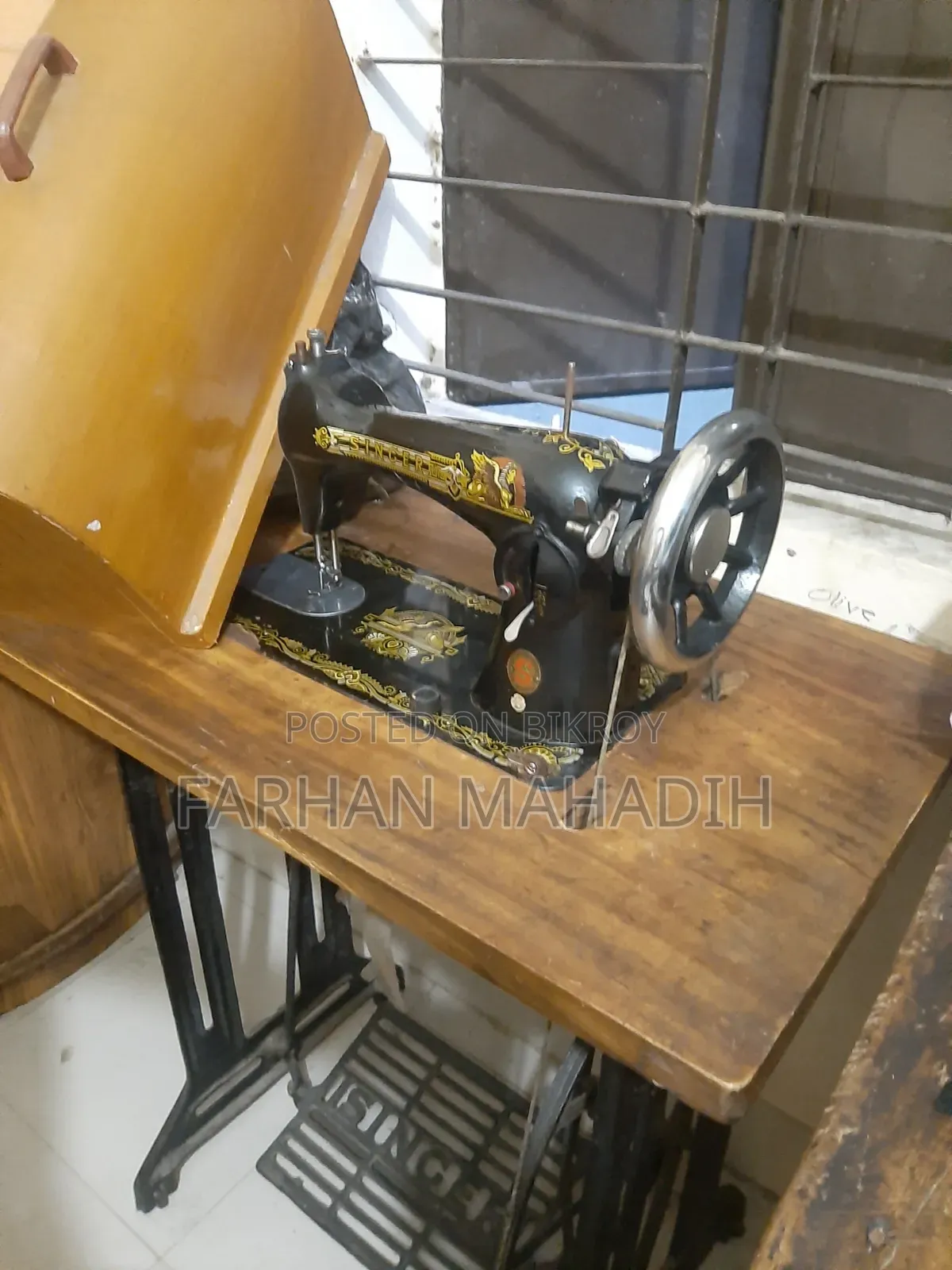 Singer Sewing Machine With Table