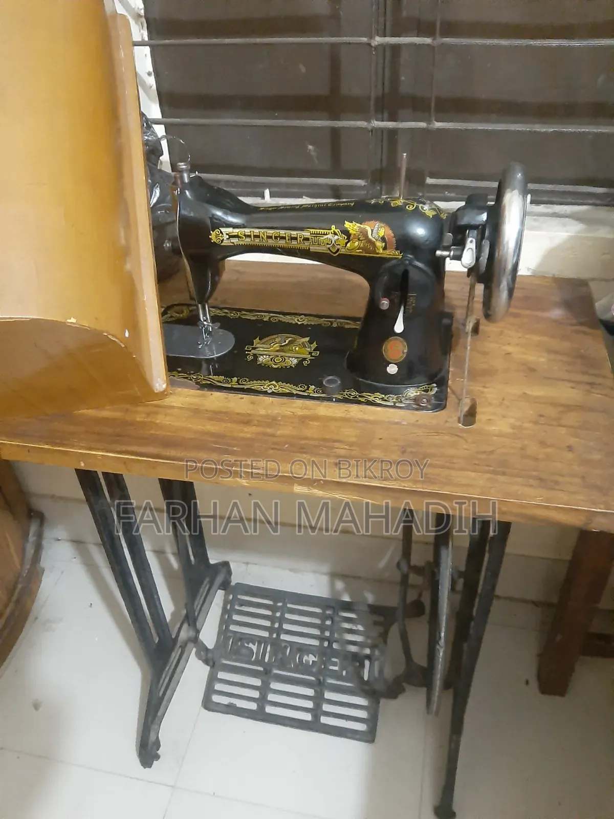 Singer Sewing Machine With Table