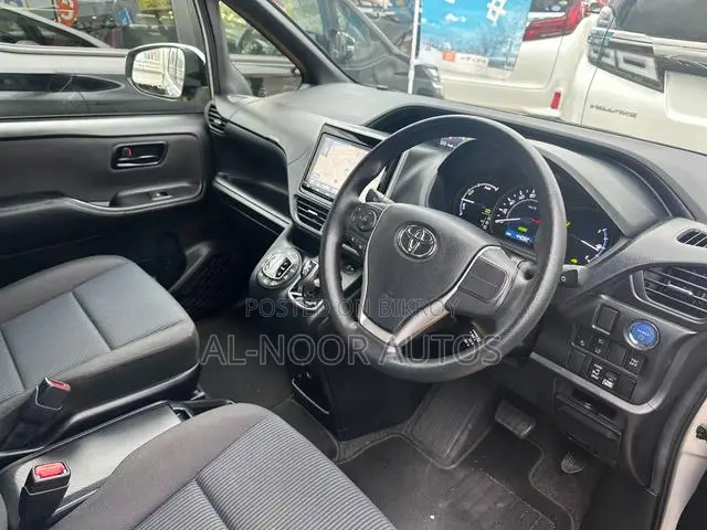 Toyota Noah 2021 Silver