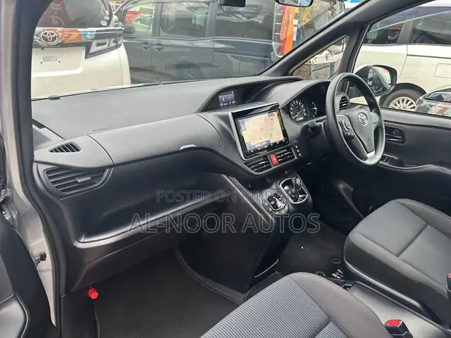 Toyota Noah 2021 Silver