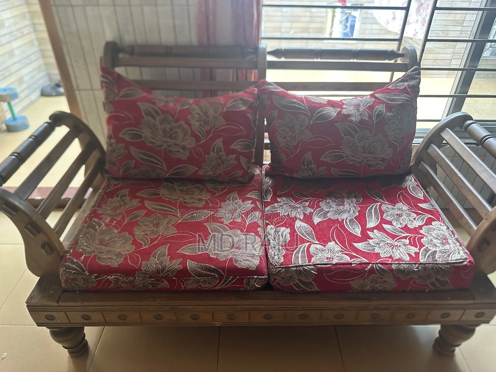 সোফা সেট বিক্রি করা হবে।