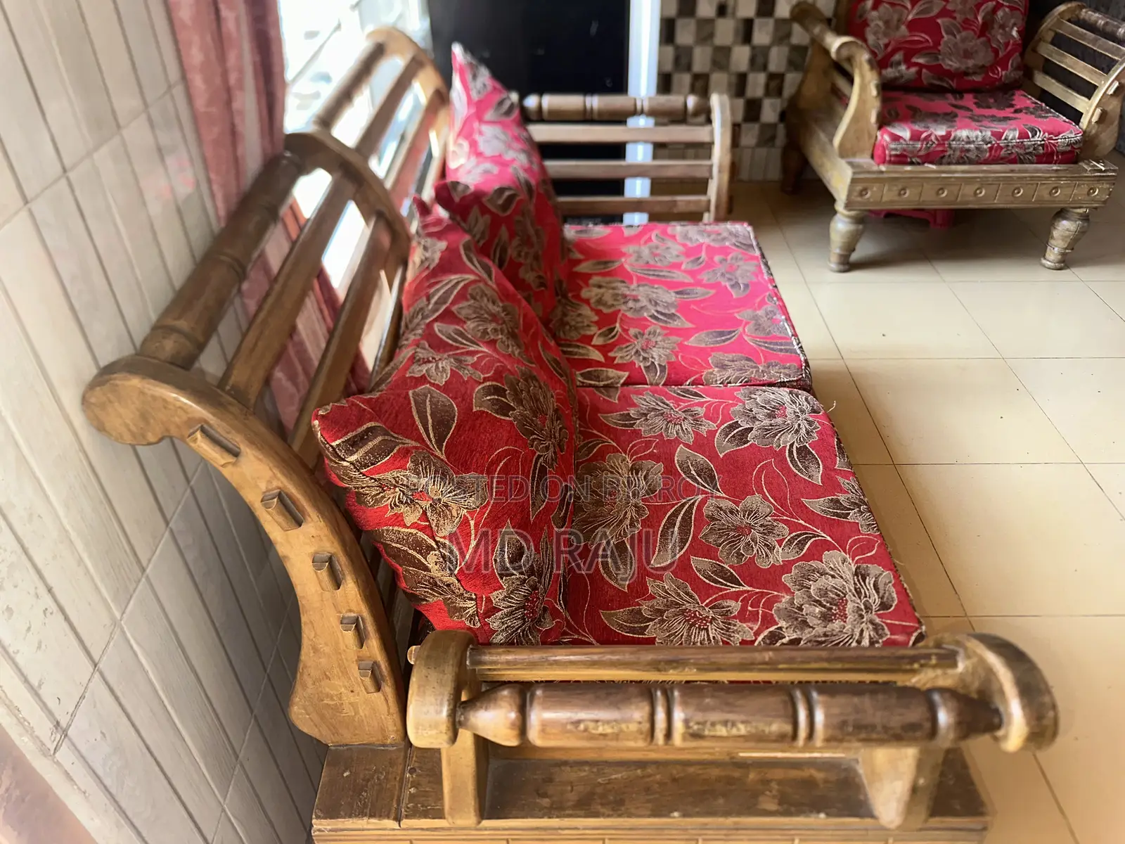 সোফা সেট বিক্রি করা হবে।