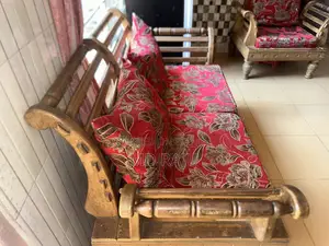 সোফা সেট বিক্রি করা হবে।