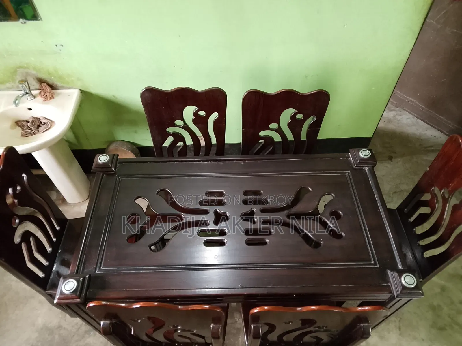 ডাইনিং টেবিল