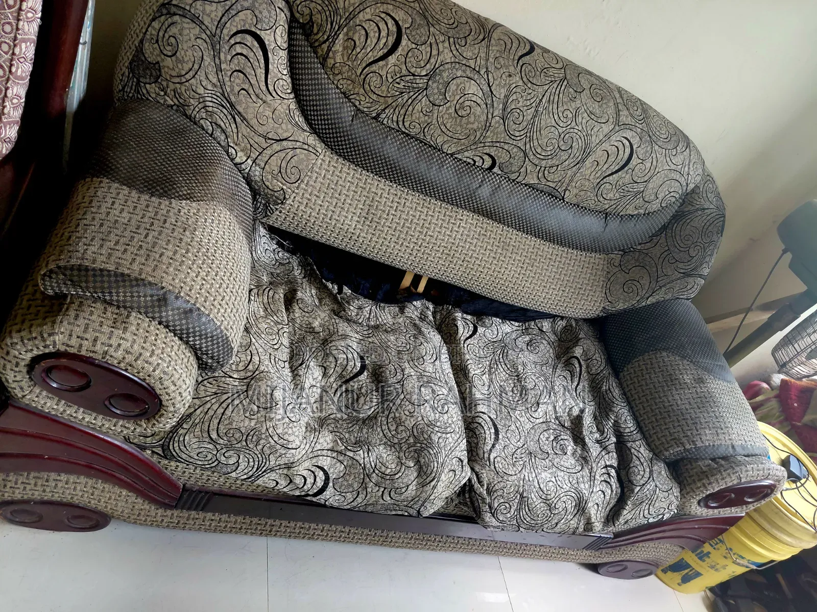 ভারী এবং ব্যবহৃত সোফা