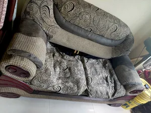 ভারী এবং ব্যবহৃত সোফা