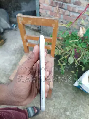 Apple iPhone XR 64 GB White