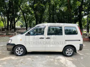 টয়োটা নোয়াহ ২.০ এডব্লিউডি (৮ সিটার) ২০০৫ সাদা