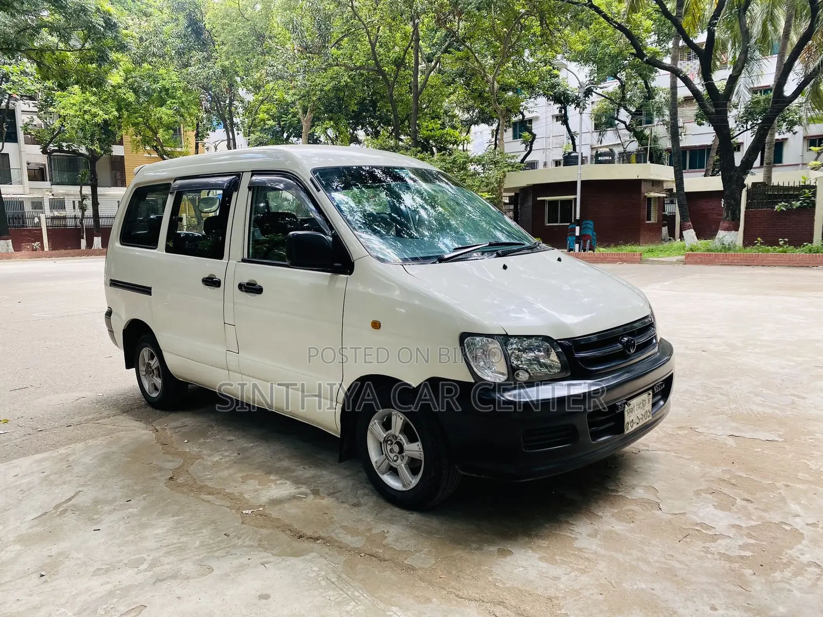 টয়োটা নোয়াহ ২.০ এডব্লিউডি (৮ সিটার) ২০০৫ সাদা