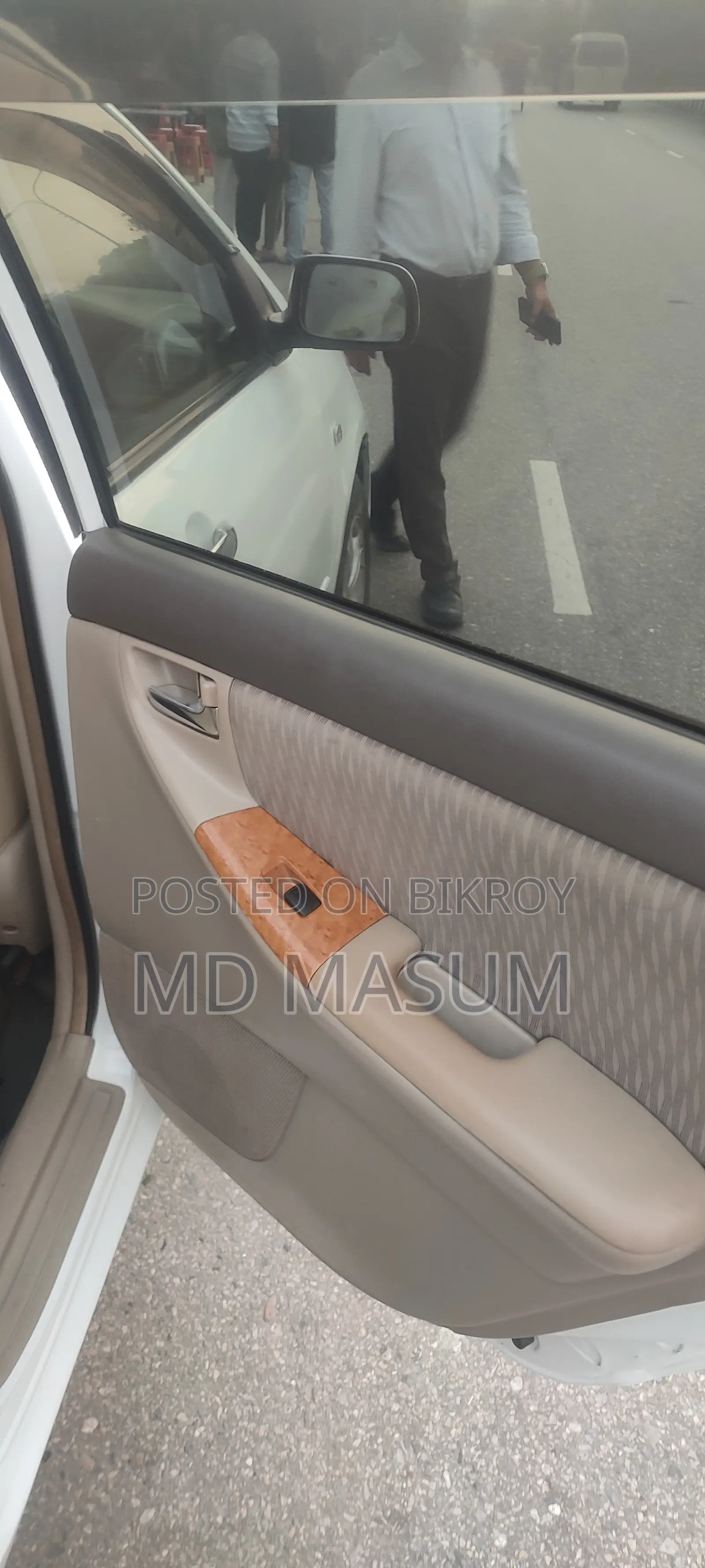 টয়োটা করোলা ২০০৪ সাদা