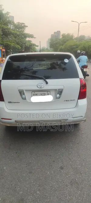 টয়োটা করোলা ২০০৪ সাদা