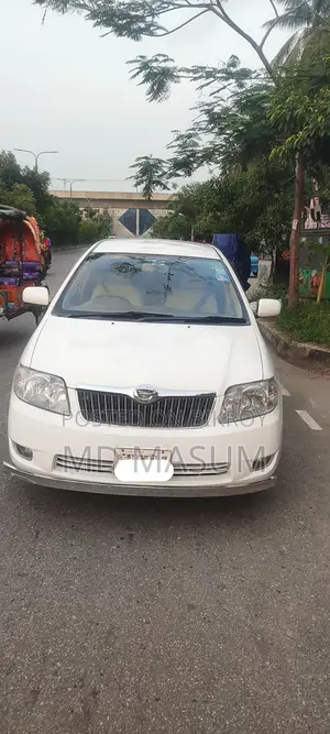 টয়োটা করোলা ২০০৪ সাদা