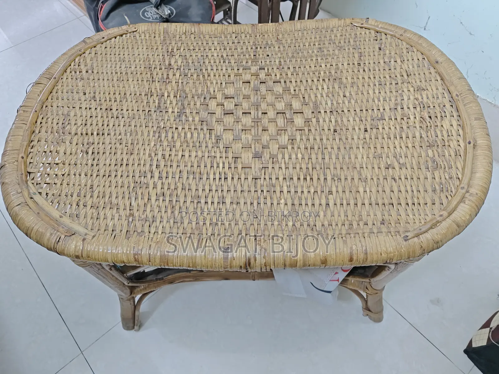 বেতের সোফা সেট কুশন এবং টি টেবিল সহ