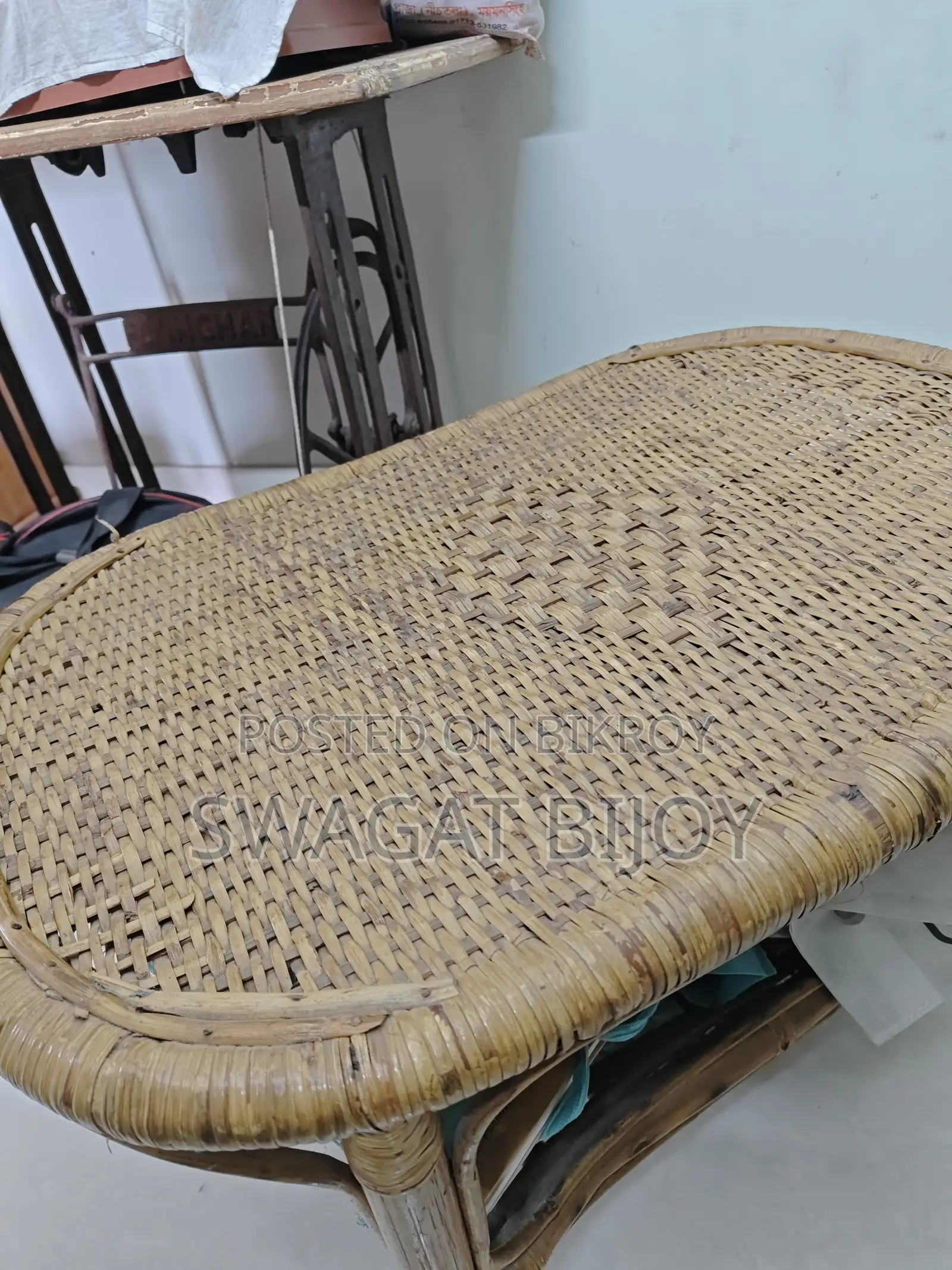 বেতের সোফা সেট কুশন এবং টি টেবিল সহ