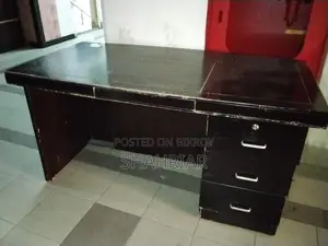 এক্সিকিউটিভ অফিস টেবিল