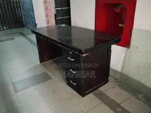 এক্সিকিউটিভ অফিস টেবিল
