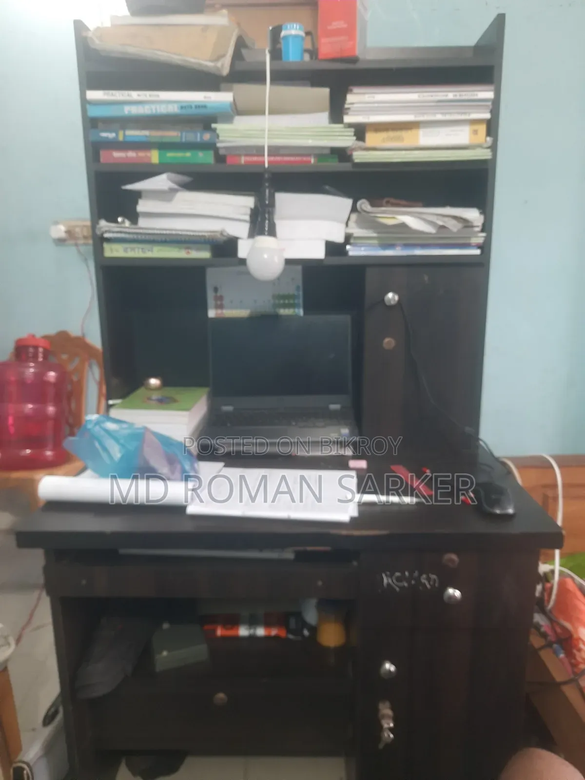অনেক বড় পড়ার টেবিল